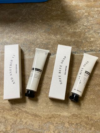 멈칫(MUMCHIT) 넥퍼퓸 NECKPERFUME 2가지 향 — 3.5점을 준 리뷰어가 2021년 11월 올린 사용 사진