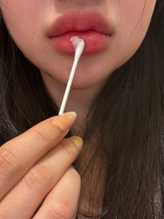 틱톡 [후르디아] 튼입술해결템 올리브영 블루베리 하이드레이팅 허니 립밤 — 5점을 준 리뷰어가 2023년 12월 올린 사용 사진
