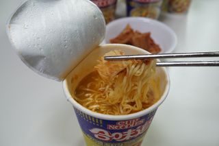 NISSIN 닛신 컵누들  4종 - 씨푸드오리지날, 씨푸드 스파이시, 씨푸드 커리, 씨푸드 XO소스 — 5점을 준 리뷰어가 2022년 4월 올린 사용 사진