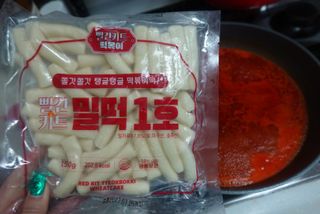 빨간키트 떡볶이 밀키트 2~3인분 매운맛 국물 떡볶이 만들기 쉬운 황금 레시피 분말 소스로 간편한 요리 — 5점을 준 리뷰어가 2021년 8월 올린 사용 사진