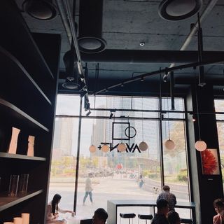 아방갤러리카페 용산아이파크몰점 [아방갤러리카페] 음료 택 2 +  베이커리 5종 중 택 1 — 5점을 준 리뷰어가 2021년 4월 올린 사용 사진