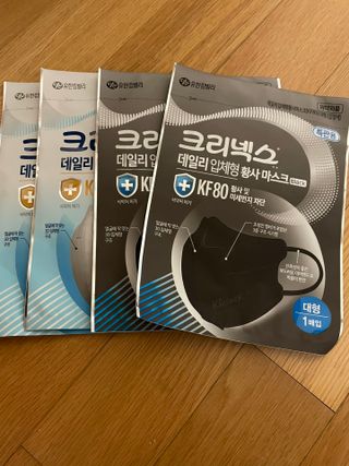 나무드 [유한킴벌리] 크리넥스 KF80 데일리 마스크 화이트 대형 블랙 10개 + 대형 화이트 10개 — 5점을 준 리뷰어가 2021년 11월 올린 사용 사진