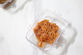 하나마이 [마마쿡] 전 청와대 천상현 셰프의 밑반찬  5종세트(소고기 장조림+연근조림+진미채+간장김자반+새우김자반) — 5점을 준 리뷰어가 2023년 4월 올린 사용 사진