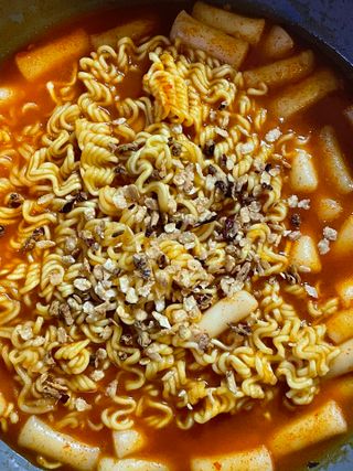 더밥  고추마녀 라볶이 +  나이스미 무설탕 현미후레이크 — 5점을 준 리뷰어가 2021년 10월 올린 사용 사진