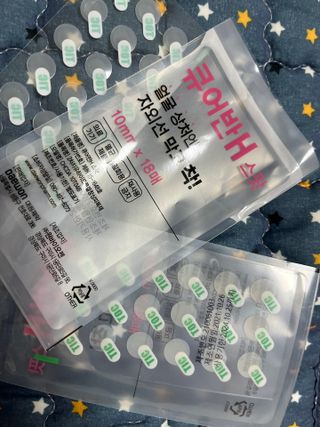 [큐어반H 스팟] 자외선 99프로 차단되는 스틱타입 스팟밴드(1팩 / 66매입) — 5점을 준 리뷰어가 2022년 11월 올린 사용 사진