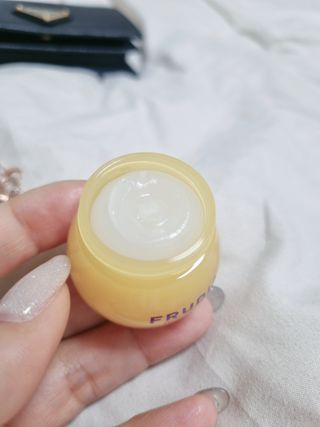 틱톡 [후르디아] 튼입술해결템 올리브영 블루베리 하이드레이팅 허니 립밤 — 5점을 준 리뷰어가 2023년 12월 올린 사용 사진