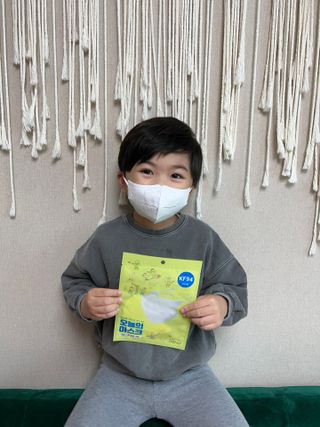 [심폐소생소] 오늘의마스크 KF94 소형 초등학생 어린이 마스크 — 5점을 준 리뷰어가 2022년 1월 올린 사용 사진