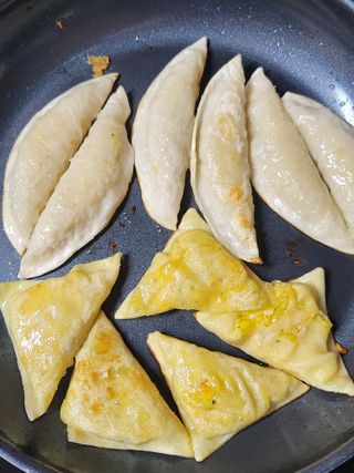 (주)성경순만두 곤약만두.콘치즈만두,삼각당면만두,당면 야끼만두,대구전통 납작만두,떡뽁이 매콤소스,달콤소스 — 5점을 준 리뷰어가 2023년 4월 올린 사용 사진
