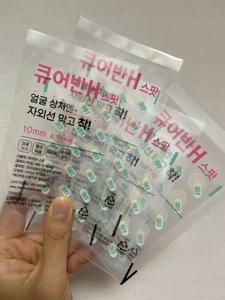 [큐어반H 스팟] 자외선 99프로 차단되는 스틱타입 스팟밴드(1팩 / 66매입) — 5점을 준 리뷰어가 2022년 11월 올린 사용 사진
