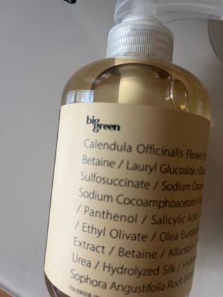 빅그린 안티 헤어로스 탈모 카렌듈라 바이옴 샴푸 500ml (지성두피용) — 3점을 준 리뷰어가 2022년 8월 올린 사용 사진