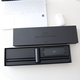 TOMO GRAPHY 나 있을땐 환한 조명 나 없을땐 확실한 살균 ★ DESK LIGHT & STERILIZER [ON] ★ — 5점을 준 리뷰어가 2022년 1월 올린 사용 사진