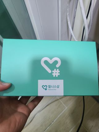 힐니스북 [힐마이넥]   거북목 통증완화를 위한 휴대용 목 안마기 — 5점을 준 리뷰어가 2022년 12월 올린 사용 사진