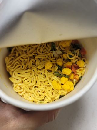 NISSIN 닛신 컵누들  4종 - 씨푸드오리지날, 씨푸드 스파이시, 씨푸드 커리, 씨푸드 XO소스 — 3점을 준 리뷰어가 2021년 12월 올린 사용 사진
