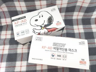 JHWORLD 스누피 마스크 정품 스누피 KF-AD 국내 비말차단 아동용 성인용 일회용 덴탈마스크 50매 — 5점을 준 리뷰어가 2021년 6월 올린 사용 사진