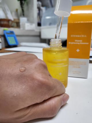 체르엠 스템앤셀 비타민 브라이트닝 에센스 30ml 1개 — 5점을 준 리뷰어가 2021년 12월 올린 사용 사진