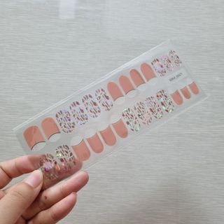 [네일가게] 햇빛에 닿으면 색이 변하는 신기한 햇살 반전 네일스티커_B — 5점을 준 리뷰어가 2021년 8월 올린 사용 사진