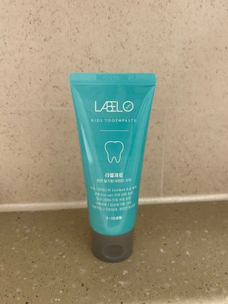 치과에서 쓰는 치약 _ 라벨제로 저불소 꼬마, 키즈, 유아, 베이비, 주니어 안전한 어린이치약 — 5점을 준 리뷰어가 2023년 3월 올린 사용 사진