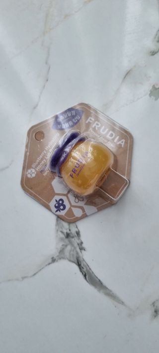 틱톡 [후르디아] 튼입술해결템 올리브영 블루베리 하이드레이팅 허니 립밤 — 5점을 준 리뷰어가 2023년 12월 올린 사용 사진