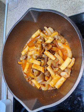 화끈한녀석들 새오똥400g 새우,오징어,똥집 볶음요리 소스,밀떡, 참기름 포함 — 4점을 준 리뷰어가 2022년 12월 올린 사용 사진