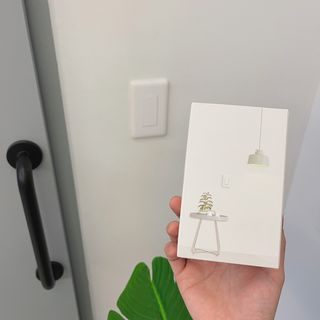 아카라 조명 스위치를 누워서 끄는 방법 (스마트 조명 스위치 2구 + 무선 리모트 스위치 1구 T1, 스마트 허브 E1) — 5점을 준 리뷰어가 2021년 12월 올린 사용 사진