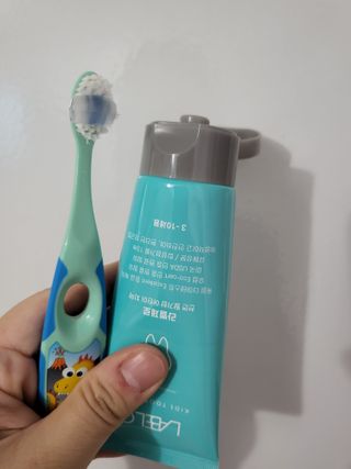 치과에서 쓰는 치약 _ 라벨제로 저불소 꼬마, 키즈, 유아, 베이비, 주니어 안전한 어린이치약 — 5점을 준 리뷰어가 2022년 10월 올린 사용 사진