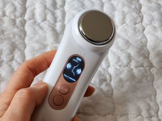 올인원 피부관리 이야 갈바닉 마사지기 — 5점을 준 리뷰어가 2023년 3월 올린 사용 사진