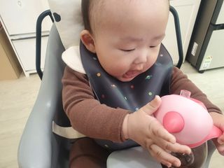 유비맘 트라이탄 코니빨대컵_컬러 랜덤 발송 — 5점을 준 리뷰어가 2020년 12월 올린 사용 사진