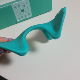 힐니스북 [힐마이넥]   거북목 통증완화를 위한 휴대용 목 안마기 — 5점을 준 리뷰어가 2022년 12월 올린 사용 사진