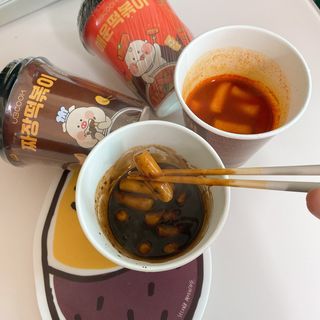 유비쿡 컵떡볶이 매운컵떡볶이2개/ 짜장컵떡볶이 2개  총 4개세트 — 5점을 준 리뷰어가 2021년 4월 올린 사용 사진