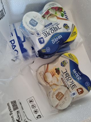 매일바이오 그릭요거트 오리지널 플레인 4개, 로스터리 커피믹스 4개 — 3.5점을 준 리뷰어가 2021년 12월 올린 사용 사진