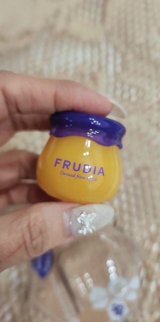 틱톡 [후르디아] 튼입술해결템 올리브영 블루베리 하이드레이팅 허니 립밤 — 5점을 준 리뷰어가 2023년 12월 올린 사용 사진