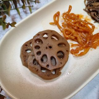 하나마이 [마마쿡] 전 청와대 천상현 셰프의 밑반찬  5종세트(소고기 장조림+연근조림+진미채+간장김자반+새우김자반) — 5점을 준 리뷰어가 2023년 4월 올린 사용 사진