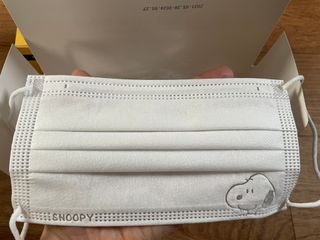 JHWORLD 스누피 마스크 정품 스누피 KF-AD 국내 비말차단 아동용 성인용 일회용 덴탈마스크 50매 — 5점을 준 리뷰어가 2021년 6월 올린 사용 사진