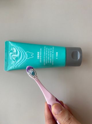 치과에서 쓰는 치약 _ 라벨제로 저불소 꼬마, 키즈, 유아, 베이비, 주니어 안전한 어린이치약 — 5점을 준 리뷰어가 2022년 12월 올린 사용 사진
