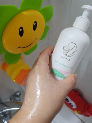 mom e 맘이 내추럴 베이비 케어 샴푸앤바스+로션 — 5점을 준 리뷰어가 2021년 1월 올린 사용 사진
