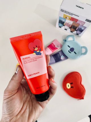 쿤달 BT21 시어버터 앤 마카다미아 퓨어 핸드크림 50ml 7구 기프트 세트 — 5점을 준 리뷰어가 2021년 3월 올린 사용 사진