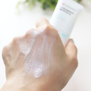 리더스코스메틱 리더스 카밍 바이오틱스 선 에센스 SPF 50+ PA++++ — 5점을 준 리뷰어가 2022년 5월 올린 사용 사진