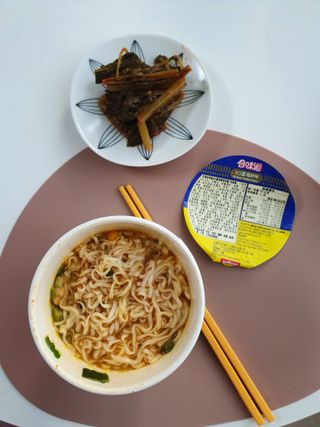 NISSIN 닛신 컵누들  4종 - 씨푸드오리지날, 씨푸드 스파이시, 씨푸드 커리, 씨푸드 XO소스 — 5점을 준 리뷰어가 2022년 3월 올린 사용 사진
