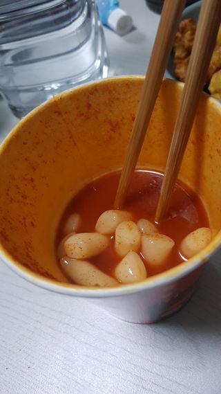유비쿡 컵떡볶이 매운컵떡볶이2개/ 짜장컵떡볶이 2개  총 4개세트 — 5점을 준 리뷰어가 2021년 6월 올린 사용 사진