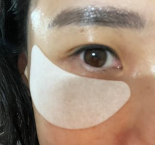 건강누리인터내셔날 레아라 다이아포스 슬리핑 아이패치 골드 & 물광 아이패치 [14회분/총 28매] — 5점을 준 리뷰어가 2022년 6월 올린 사용 사진