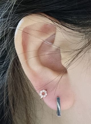 [골드앤디어] 14K 사각 네모 원터치 귀걸이_3color — 5점을 준 리뷰어가 2021년 6월 올린 사용 사진