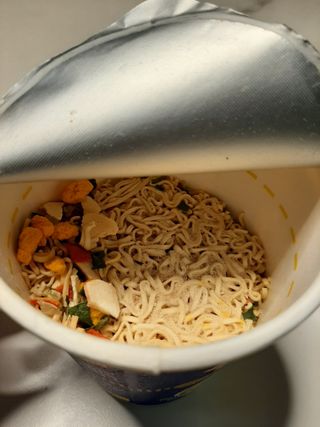 NISSIN 닛신 컵누들  4종 - 씨푸드오리지날, 씨푸드 스파이시, 씨푸드 커리, 씨푸드 XO소스 — 5점을 준 리뷰어가 2022년 11월 올린 사용 사진
