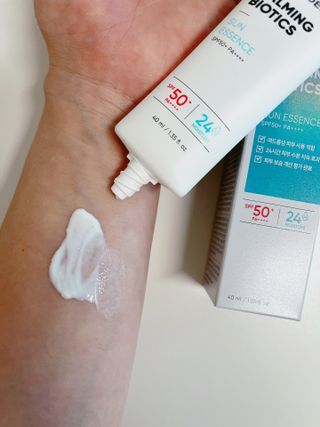 리더스코스메틱 리더스 카밍 바이오틱스 선 에센스 SPF 50+ PA++++ — 5점을 준 리뷰어가 2022년 8월 올린 사용 사진