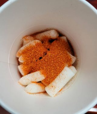 유비쿡 컵떡볶이 매운컵떡볶이2개/ 짜장컵떡볶이 2개  총 4개세트 — 5점을 준 리뷰어가 2021년 3월 올린 사용 사진