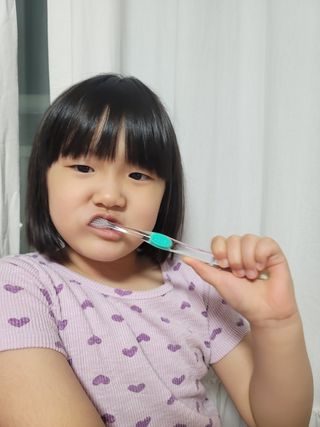 치과에서 쓰는 치약 _ 라벨제로 저불소 꼬마, 키즈, 유아, 베이비, 주니어 안전한 어린이치약 — 5점을 준 리뷰어가 2022년 10월 올린 사용 사진