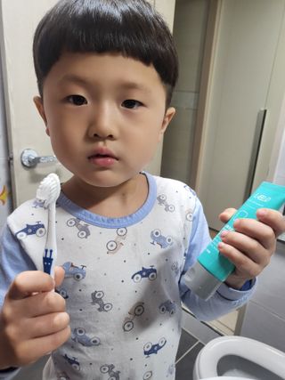 치과에서 쓰는 치약 _ 라벨제로 저불소 꼬마, 키즈, 유아, 베이비, 주니어 안전한 어린이치약 — 4점을 준 리뷰어가 2023년 3월 올린 사용 사진
