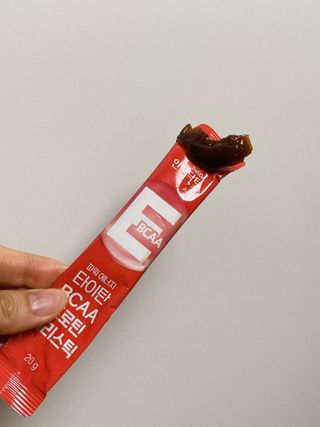 [인디닥터] 타이탄 BCAA 프로틴 젤리스틱 — 5점을 준 리뷰어가 2022년 5월 올린 사용 사진