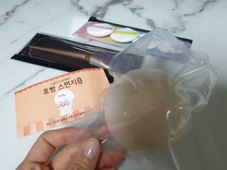 [툴앤썸] 메이크업 브러시로 바르고 호빵 스펀지로 클렌징하는 A-Z 뷰티툴 5종 — 5점을 준 리뷰어가 2021년 2월 올린 사용 사진