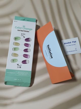 [네일가게] 햇빛에 닿으면 색이 변하는 신기한 햇살 반전 네일스티커 — 5점을 준 리뷰어가 2021년 8월 올린 사용 사진