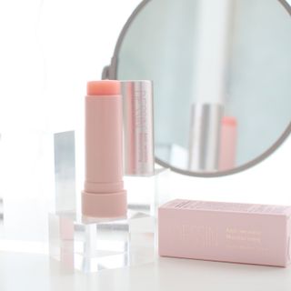 바르는뷰티 데생멀티밤 식물유래성분 97 저분자콜라겐 피부수분 미백 주름개선 멀티밤스틱 — 4점을 준 리뷰어가 2021년 11월 올린 사용 사진